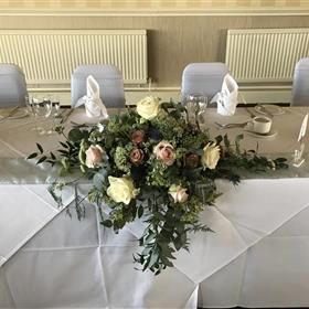 fwthumb13-ammi-roses-top-table.jpg