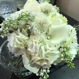 fwthumb28-classic-white-bridal-bouquet.jpg
